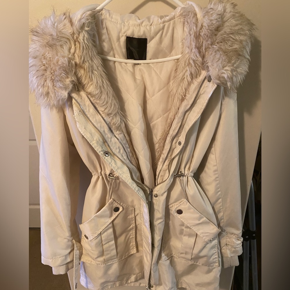 White, luxurious, foe fur hood in excellent condition